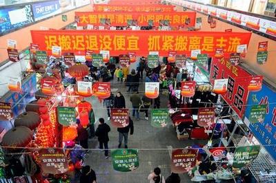 城東地標安琪兒小商品市場本月底關停，清倉促銷引發搶購潮